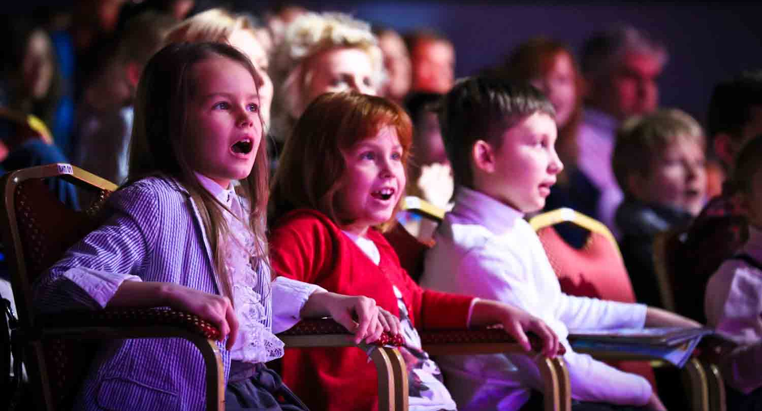 В школах Ленинградской области будут транслировать спектакли ведущих театров Санкт-Петербурга