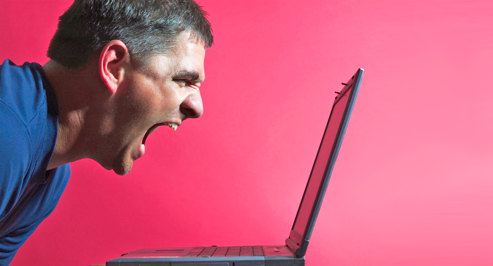 Школьное начальство между двух огней