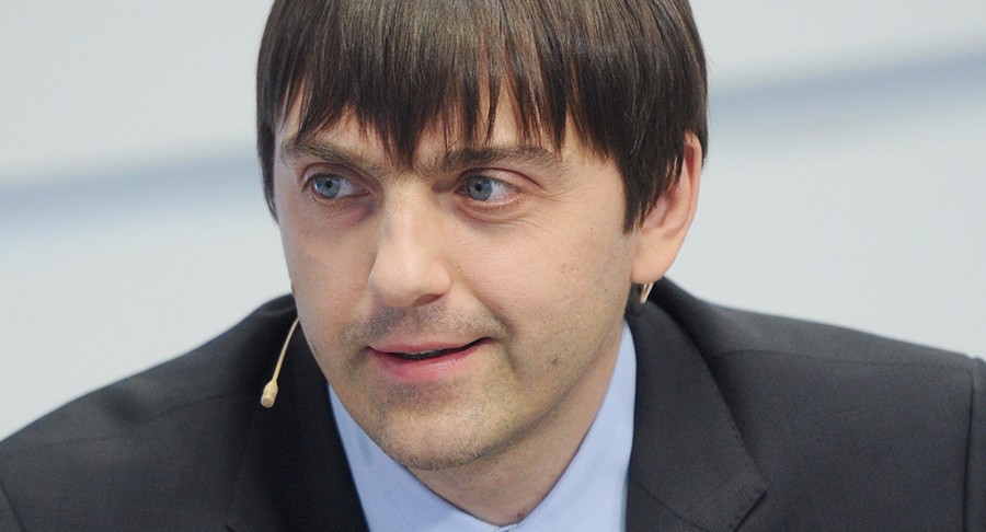 Глава Рособрнадзора занял третье место на турнире по бадминтону