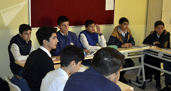 Учитель из азербайджанского села устроил рэп-баттл на уроке истории