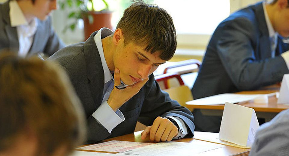 Глава Рособрнадзора обсудил совершенствование ЕГЭ с успешными выпускниками