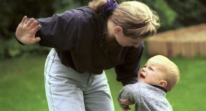 Дети, к которым родители применяют физические наказания, имеют в дальнейшем больше проблем с поведением, нежели их сверстники.