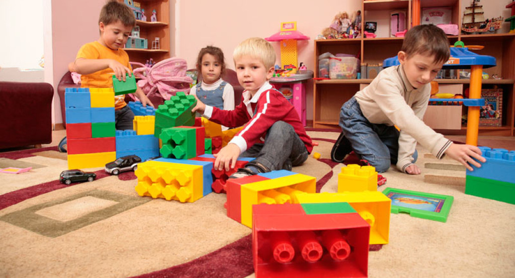 Всплеск рождаемости не позволяет регионам РФ решить проблему очередей в детсады