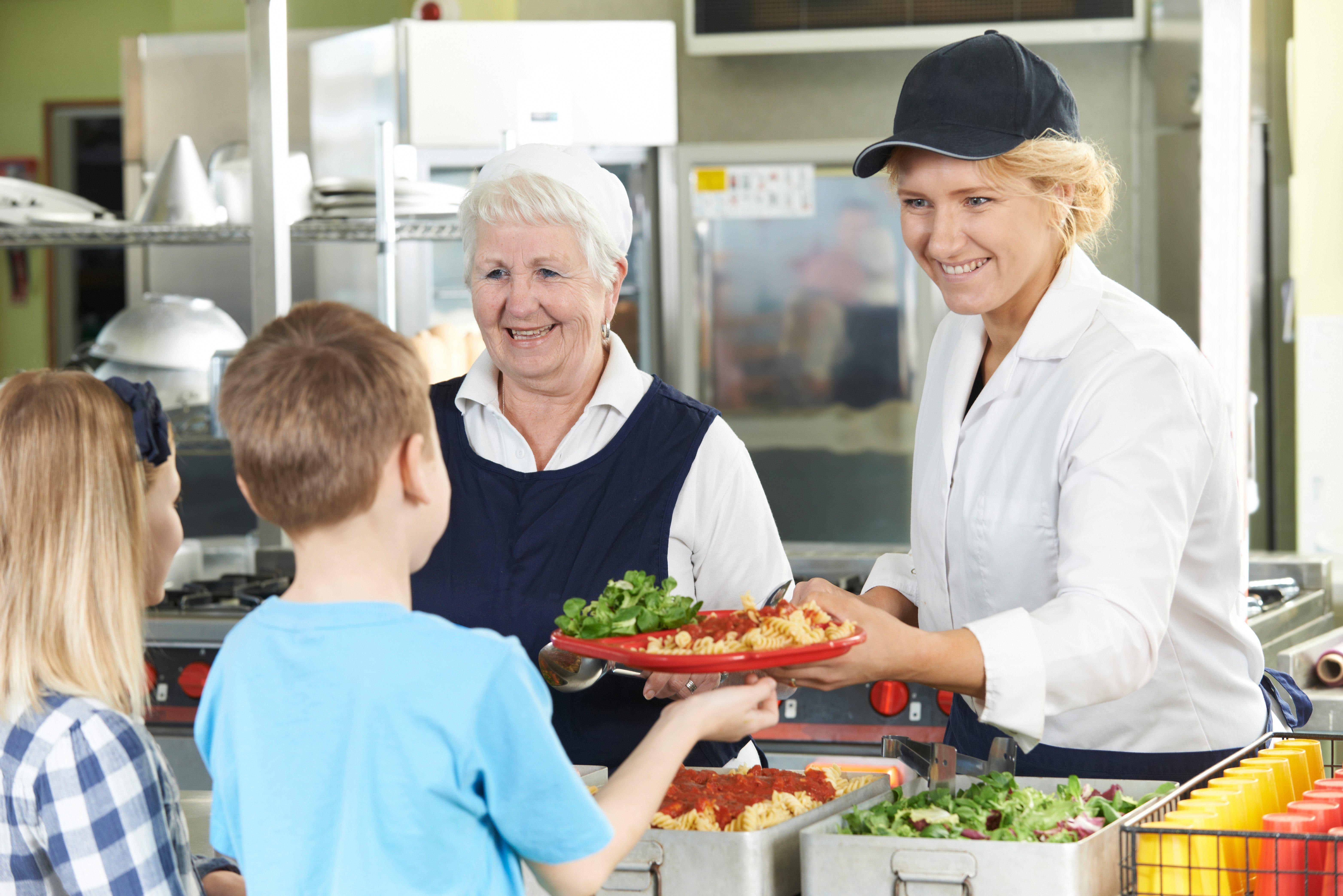 Lunch lady. Питание в школе. Женщины обедают в столовой. Питания в большом городе. Школьная столовая недоумение.