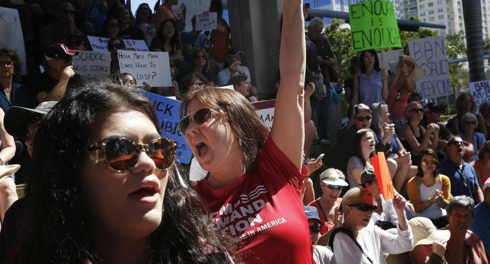 Жители Чикаго вышли на акцию протеста после ЧП во Флориде