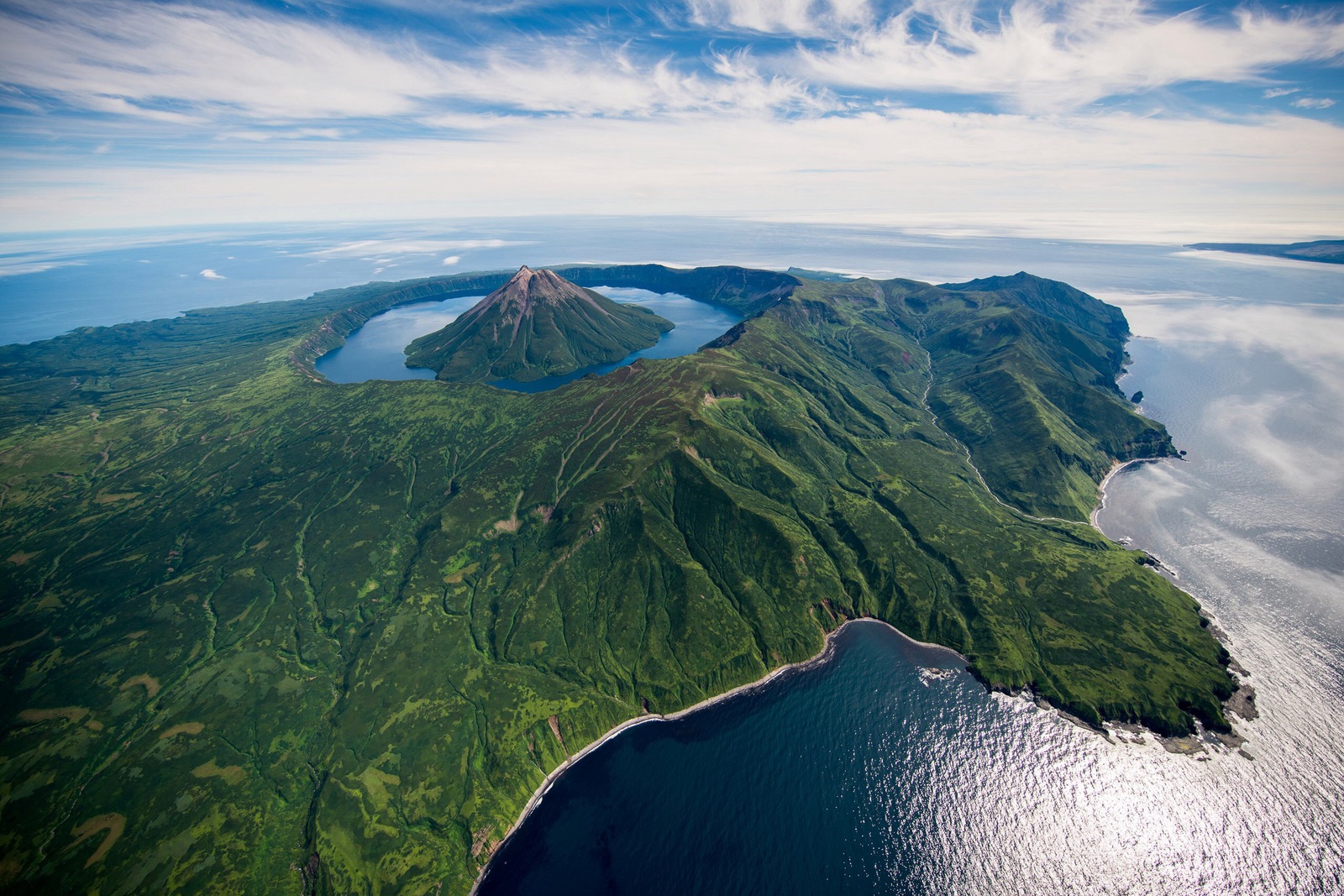 Японских учителей свозят посмотреть на Курилы издалека