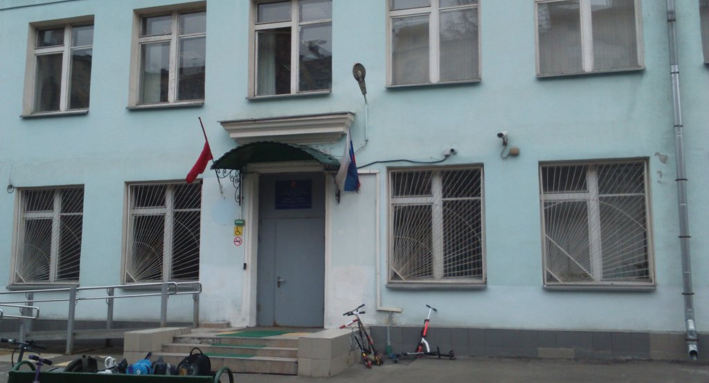 После возгорания в школе в центре Москвы эвакуированы 440 детей