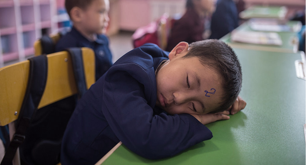В Узбекистане учеников одной из школ наказали «двойками» на лбах