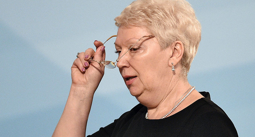 Ольга Васильева приехала на последний звонок в родную школу