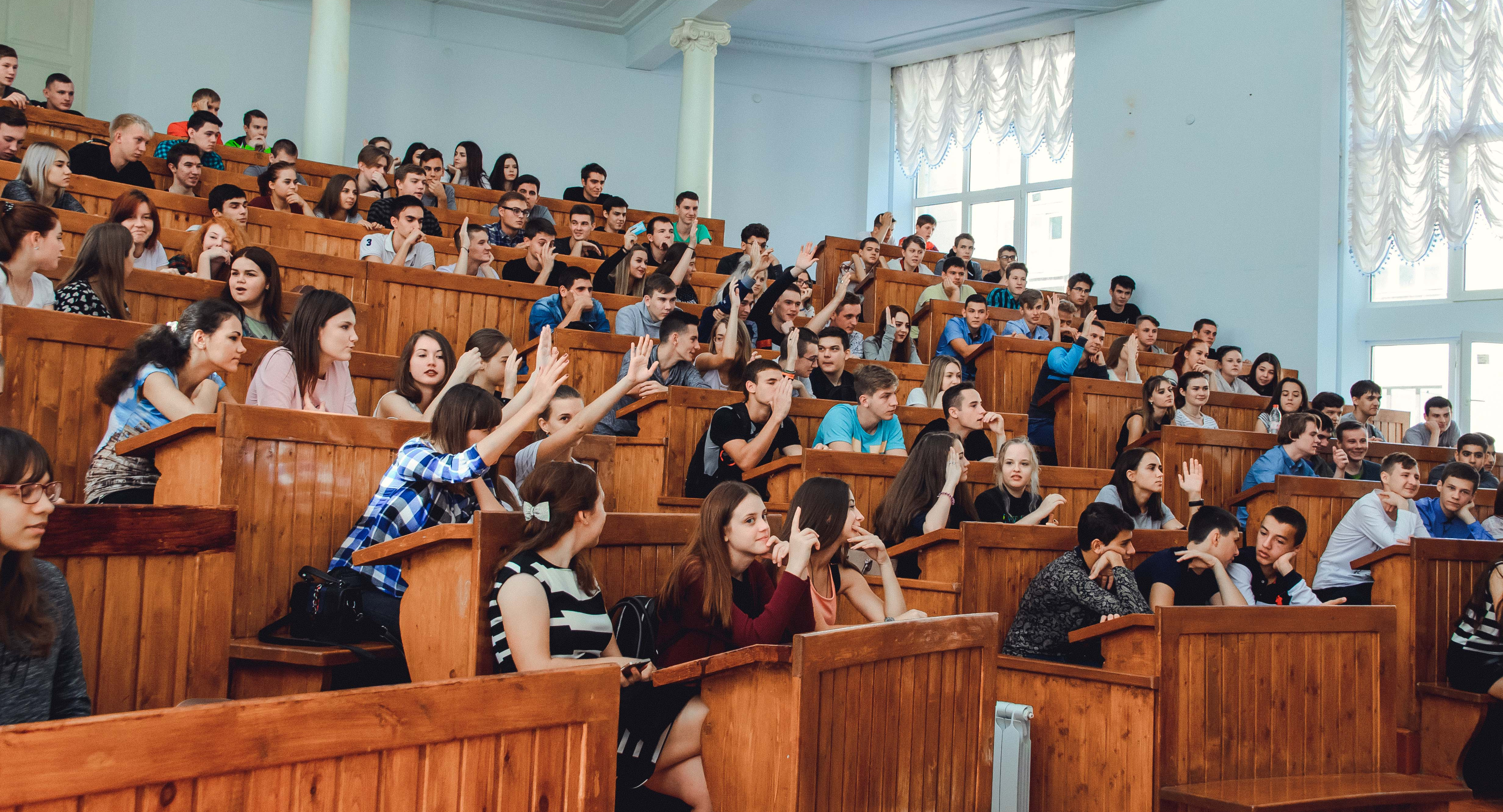 Рггу учеба. РГГУ аудитории. Студенческая аудитория амфитеатр МГУ. Вуз РГГУ аудитория. РГСУ внутри университет.