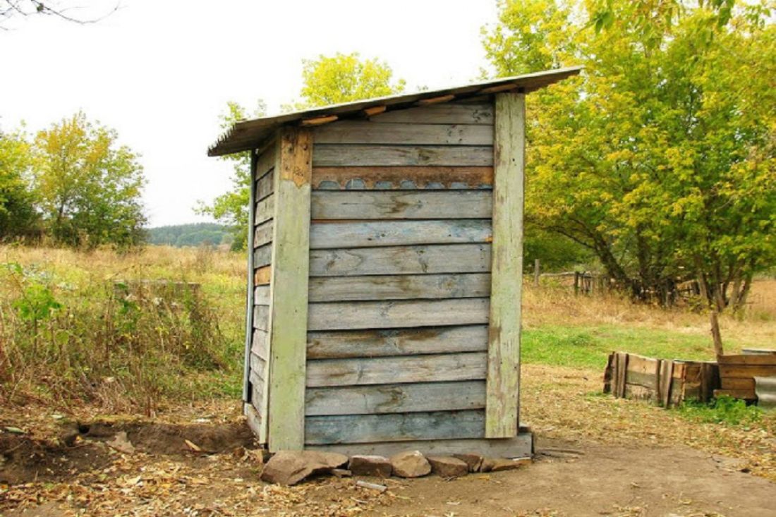 Уличный туалет в деревне фото