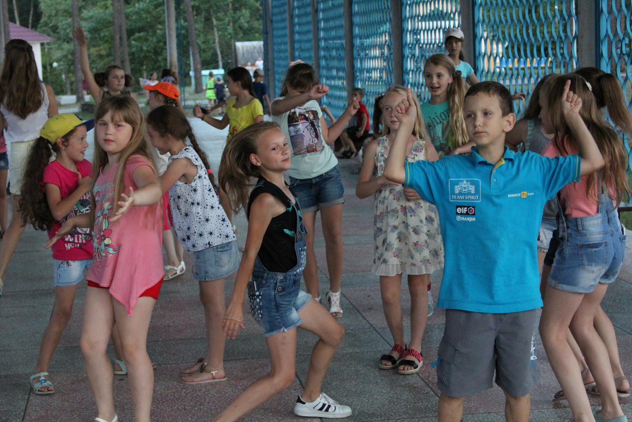 В детском лагере Новгородской области составили черный список слов и исполнителей