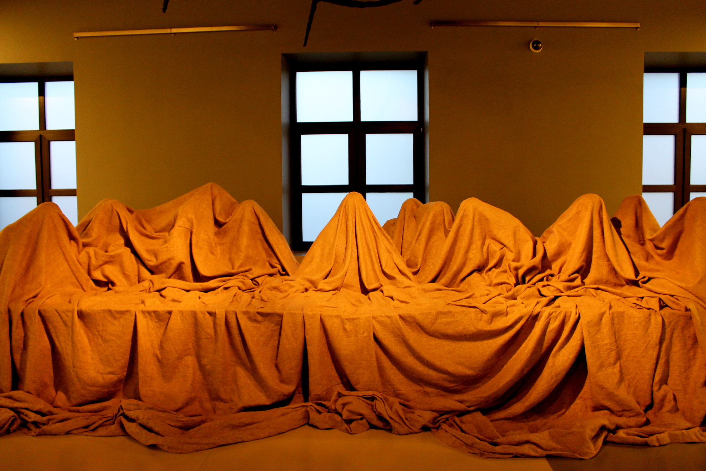 Новосибирский вуз прикрыл обнаженные античные статуи ради чувств РПЦ