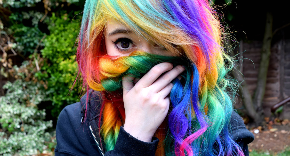 Девочка с синими волосами не обижается на учителей