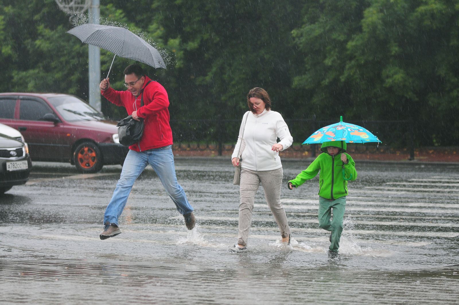 Дожди затопили Красноярск: дети вынуждены «плыть» в школу