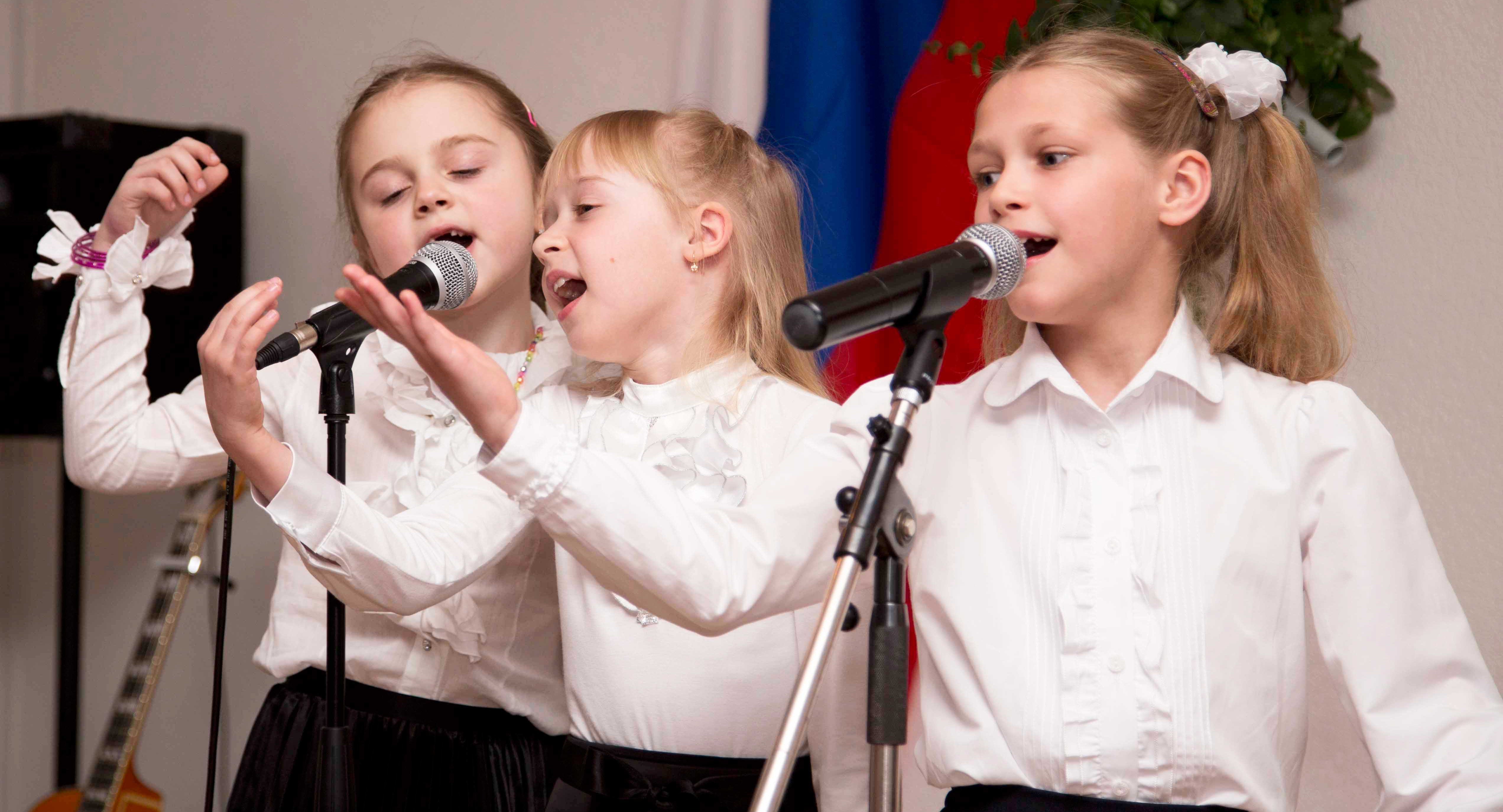 Занятия по пению. Дети поют. Дети поют в школе. Вокал дети. Занятия вокалом для детей.