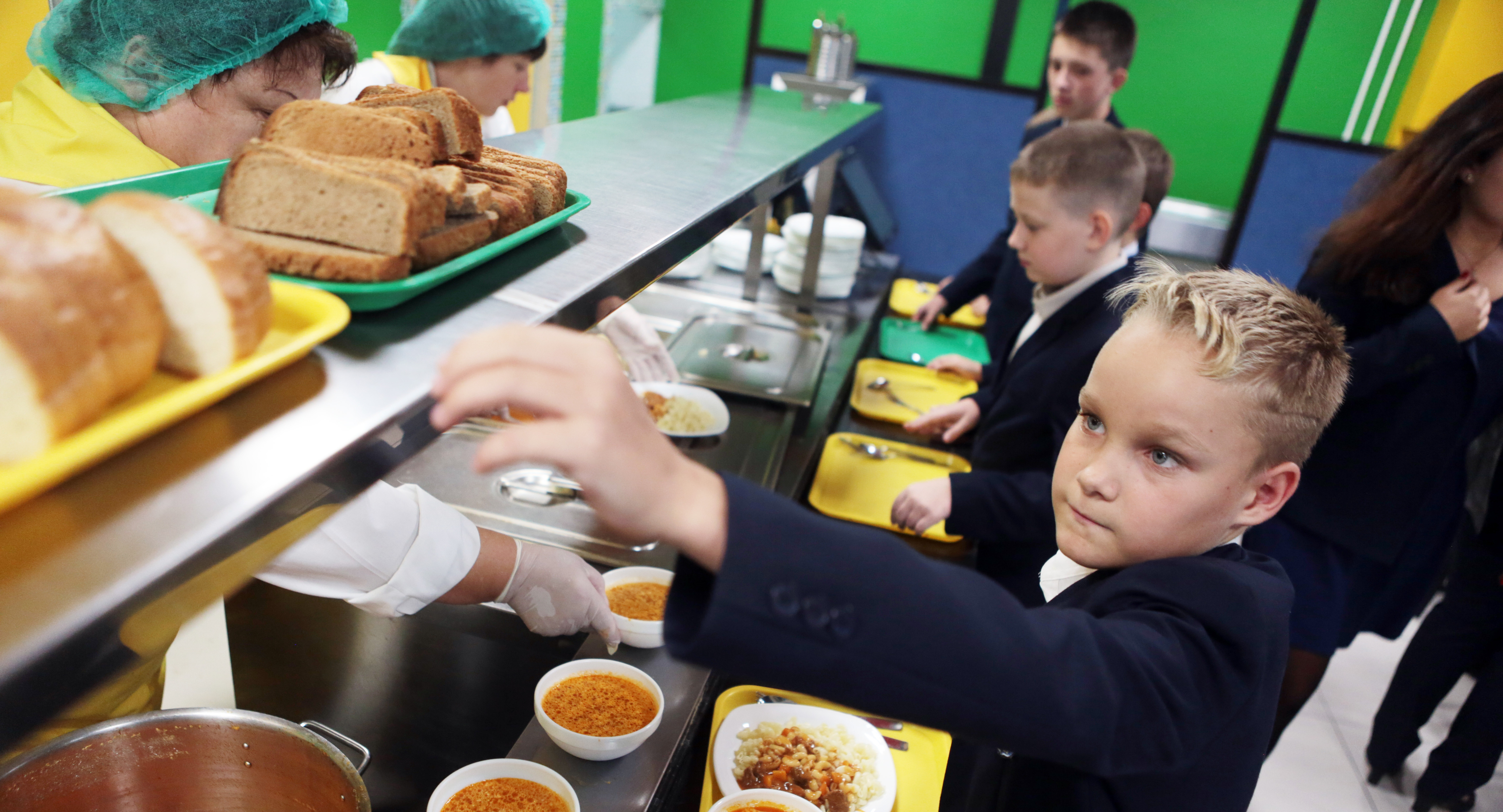  Роспотребнадзор оштрафовал школы на 72 млн рублей за продажу запрещенных продуктов