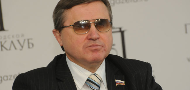 Олег Смолин: Каждый год школа заполняет 300 бумажных отчетов в год