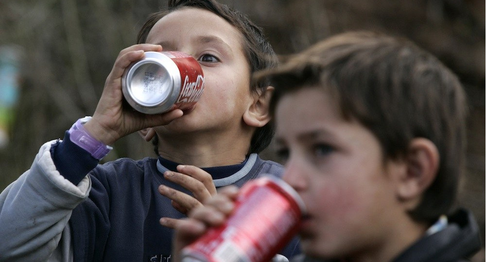 В Госдуме предложили запретить продажу газировки и сладостей в школах