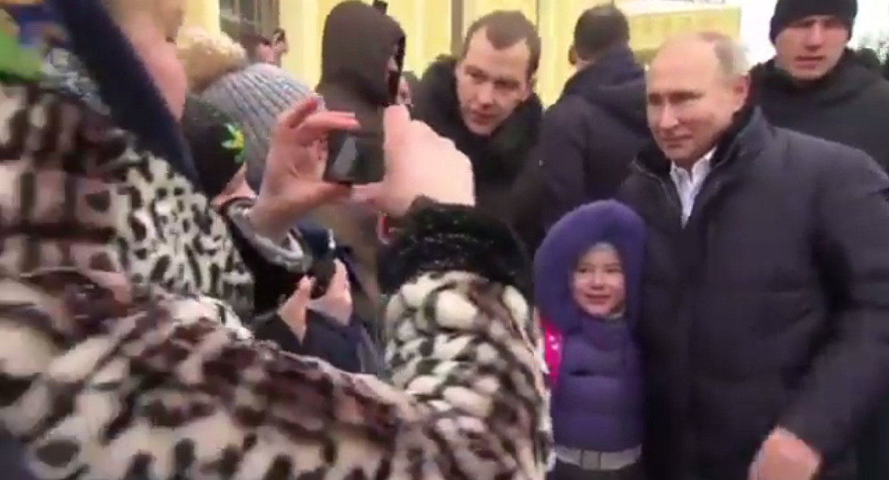 «Чего ты заплакала?» — спросил девочку Путин