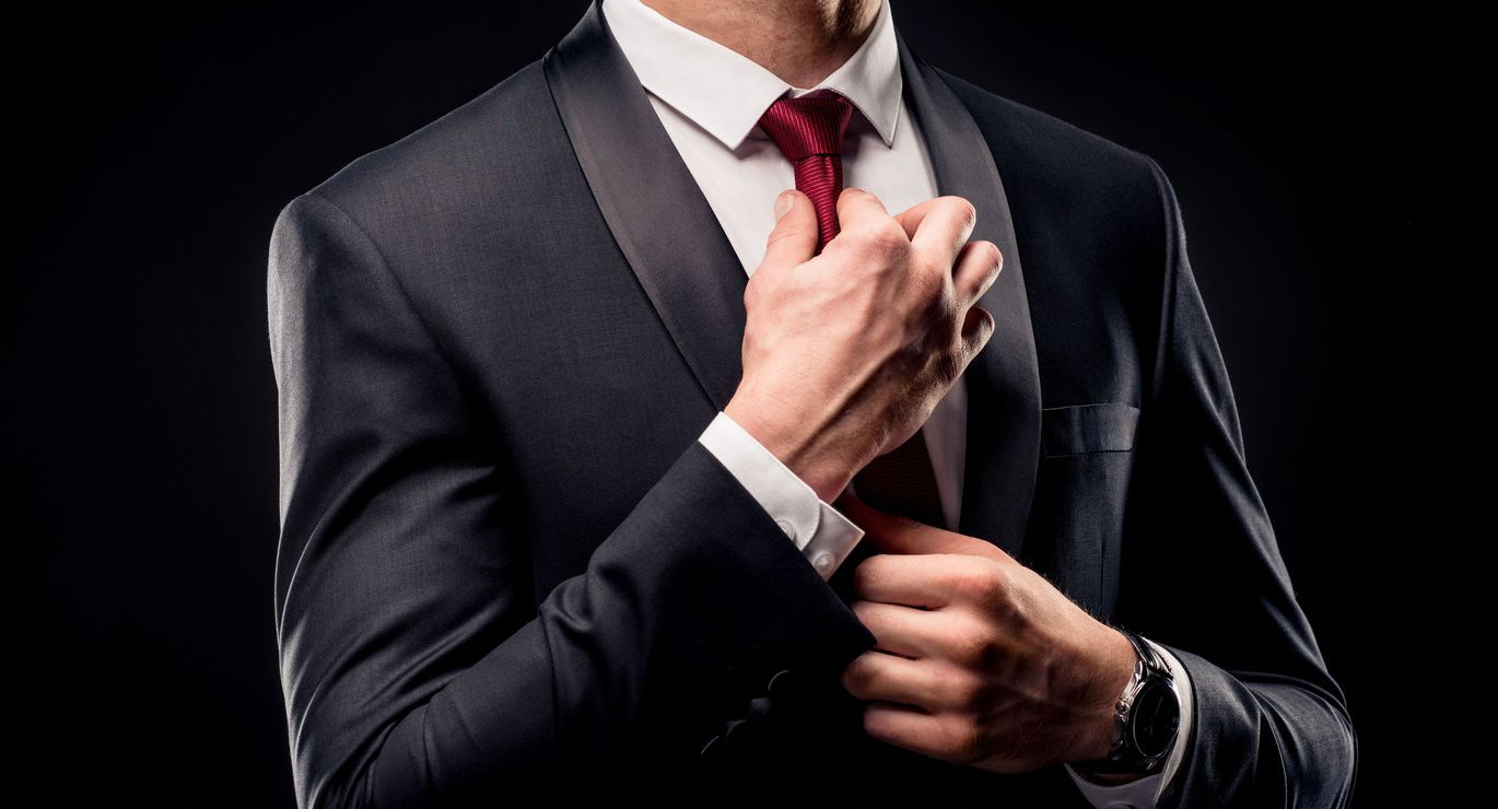 Бизнесмен поправляет галстук