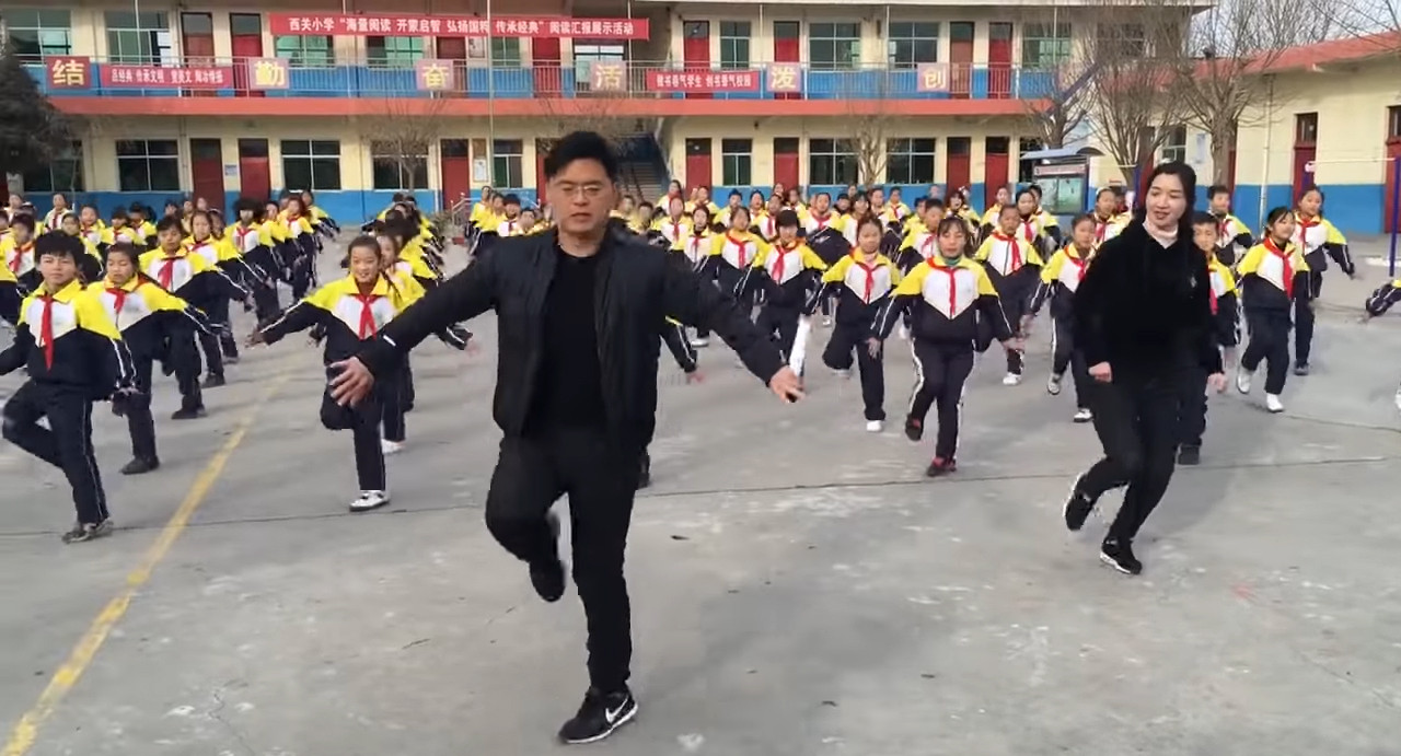 Директор школы в Китае ввел обязательные танцы на переменах