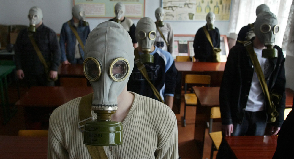 В Улан-Удэ школьники за опоздание просидели весь урок в противогазах 