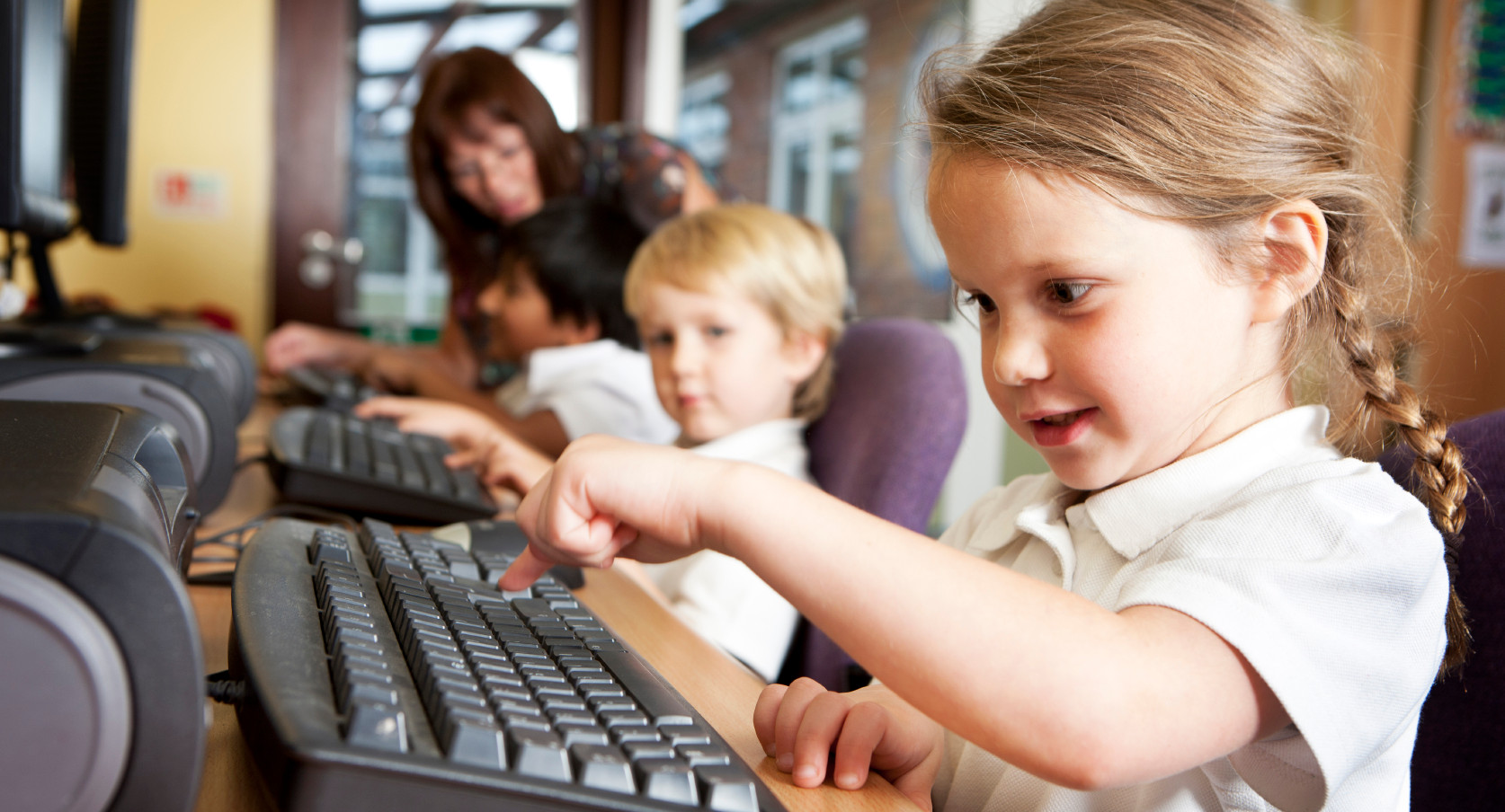 Компьютерные технологии английский. Компьютер для детей. Дети за компьютером в школе. Компьютер в школе. Компьютер для детей школу.