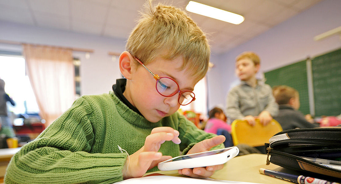 Южносахалинские родители проголосовали против мобильных телефонов в школе