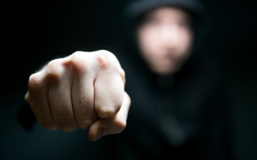 В Москве задержали школьника, который на спор ударил полицейского на Манежной площади