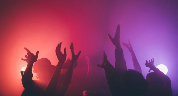 Подростки дали охраннику водки и устроили тусовку в школе