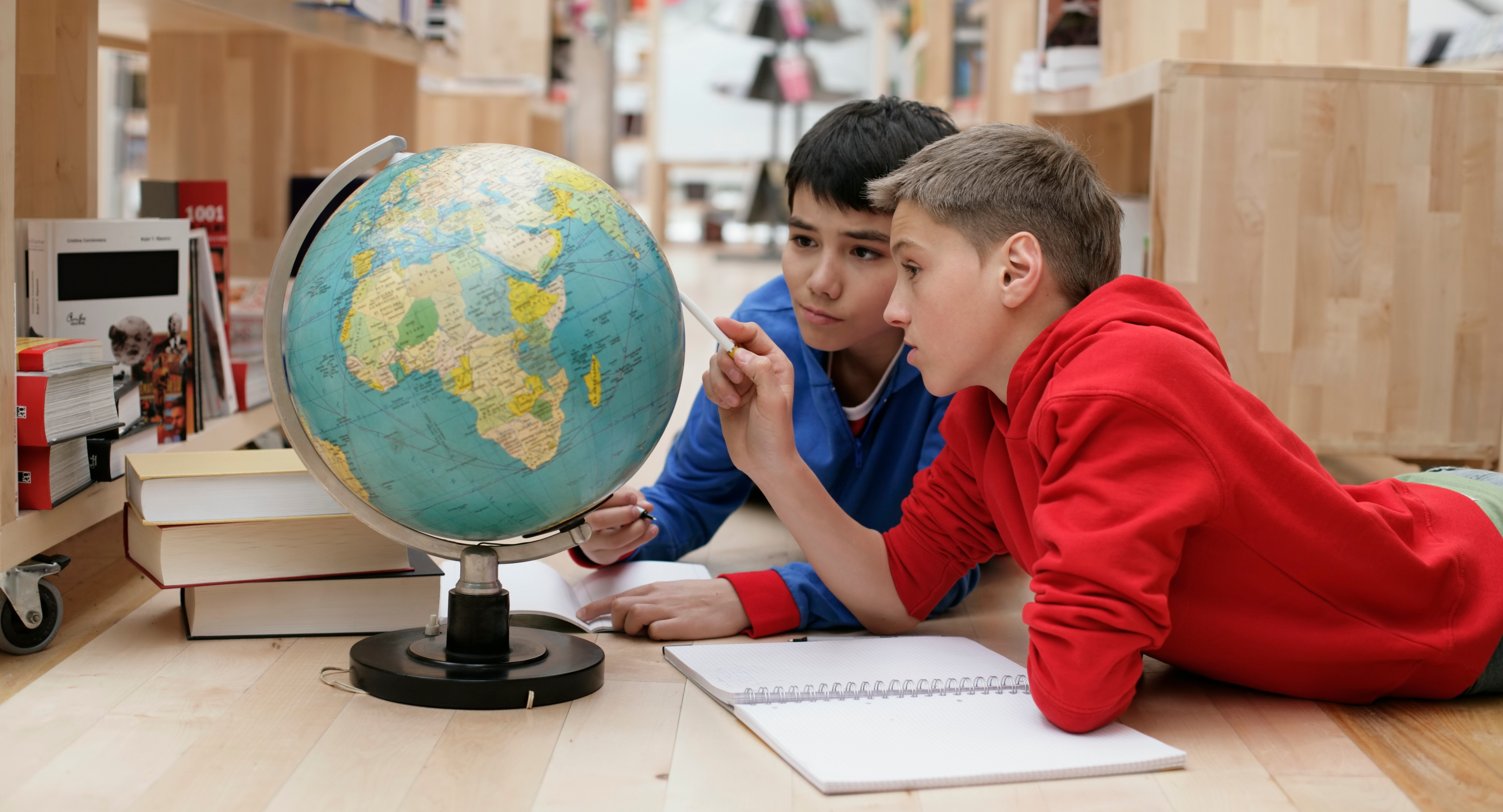 Русский мир изучать. Ученик с глобусом. Глобус для детей. Глобус для школьника. Урок географии.