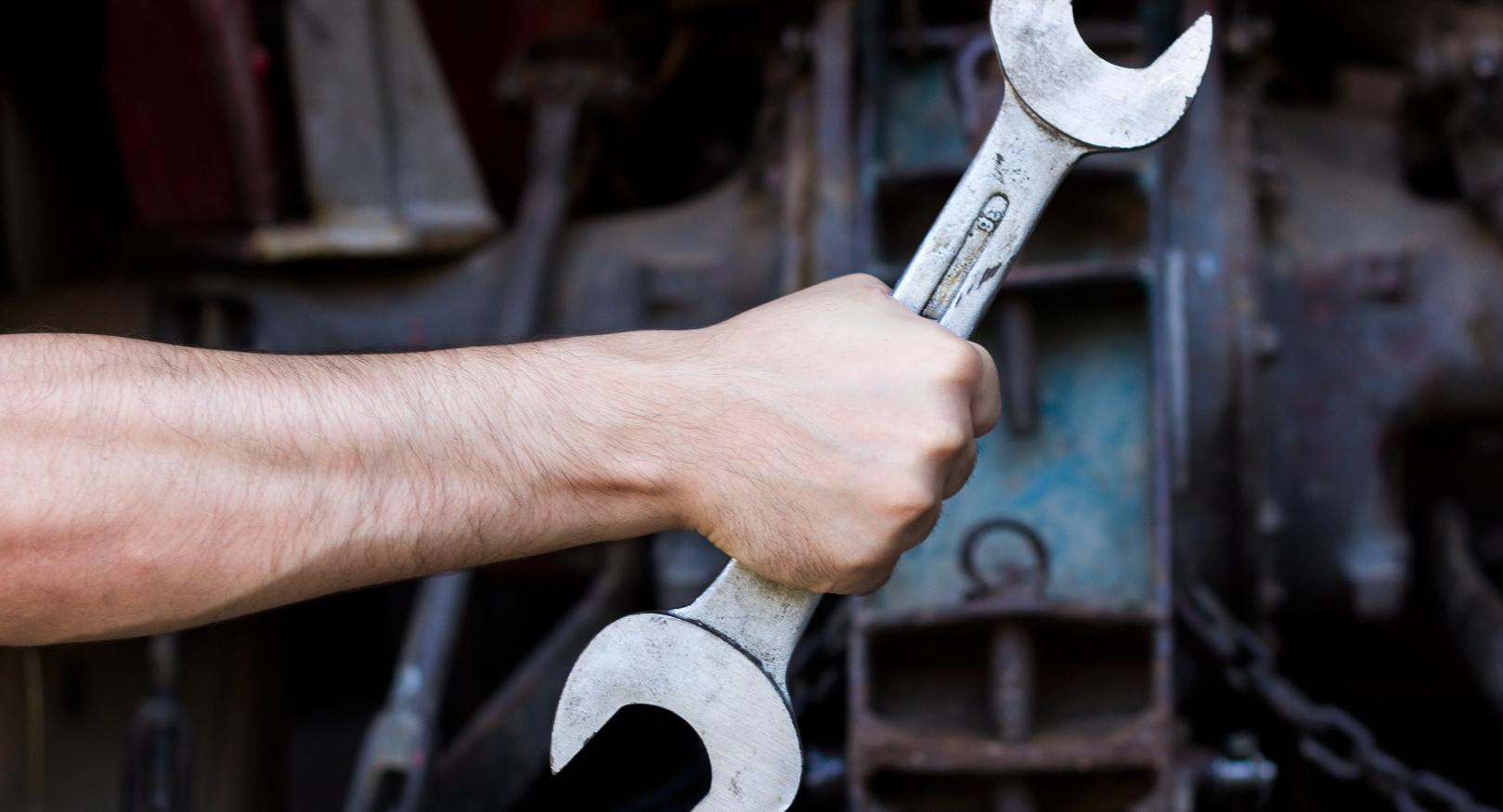 В Москве мужчина избил директора школы гаечным ключом