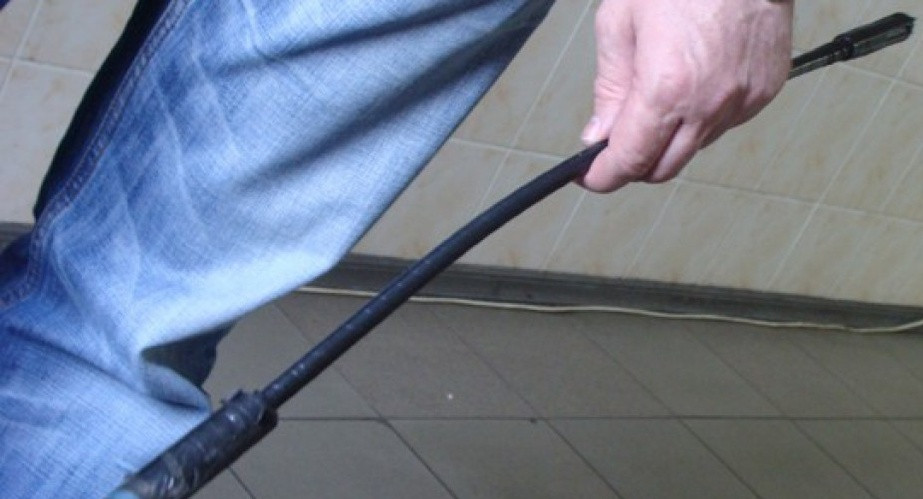 Директора московской школы избили за необоснованное снижение зарплаты одной из сотрудниц