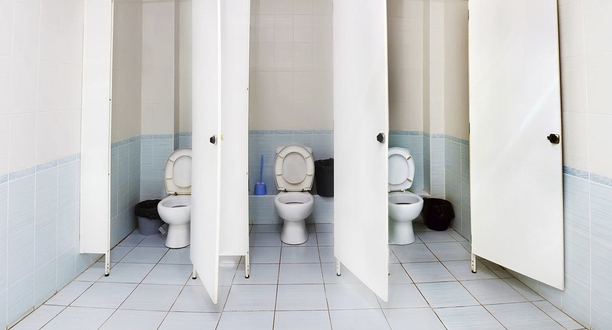 В туалетах питерской школы установили камеры видеонаблюдения