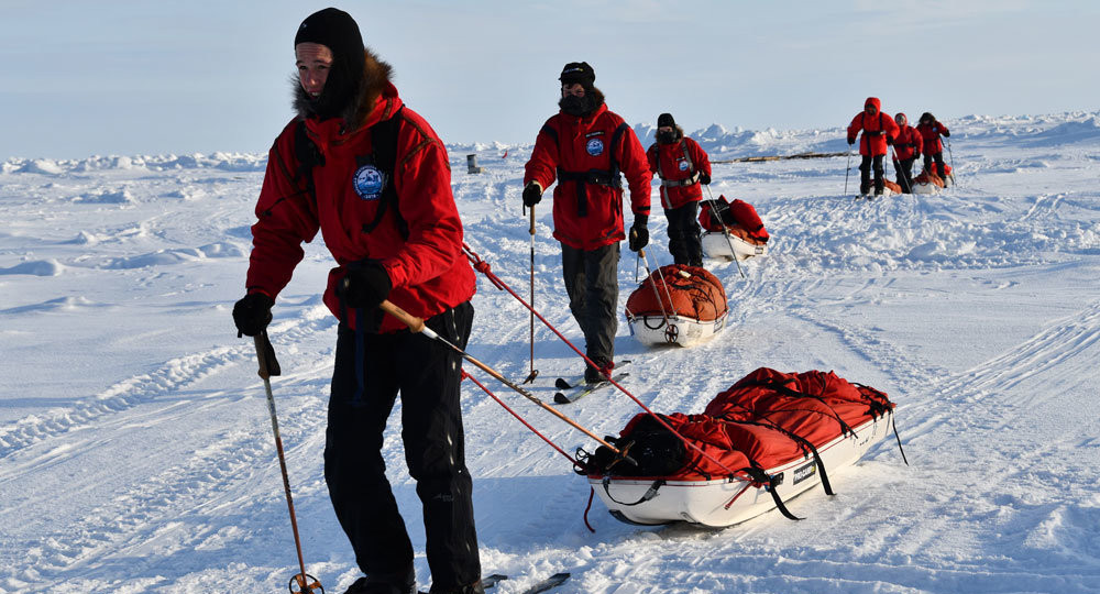 «С этой минуты я буду его руками»: арктическая экспедиция, которая учит не только помогать, но и принимать помощь другого