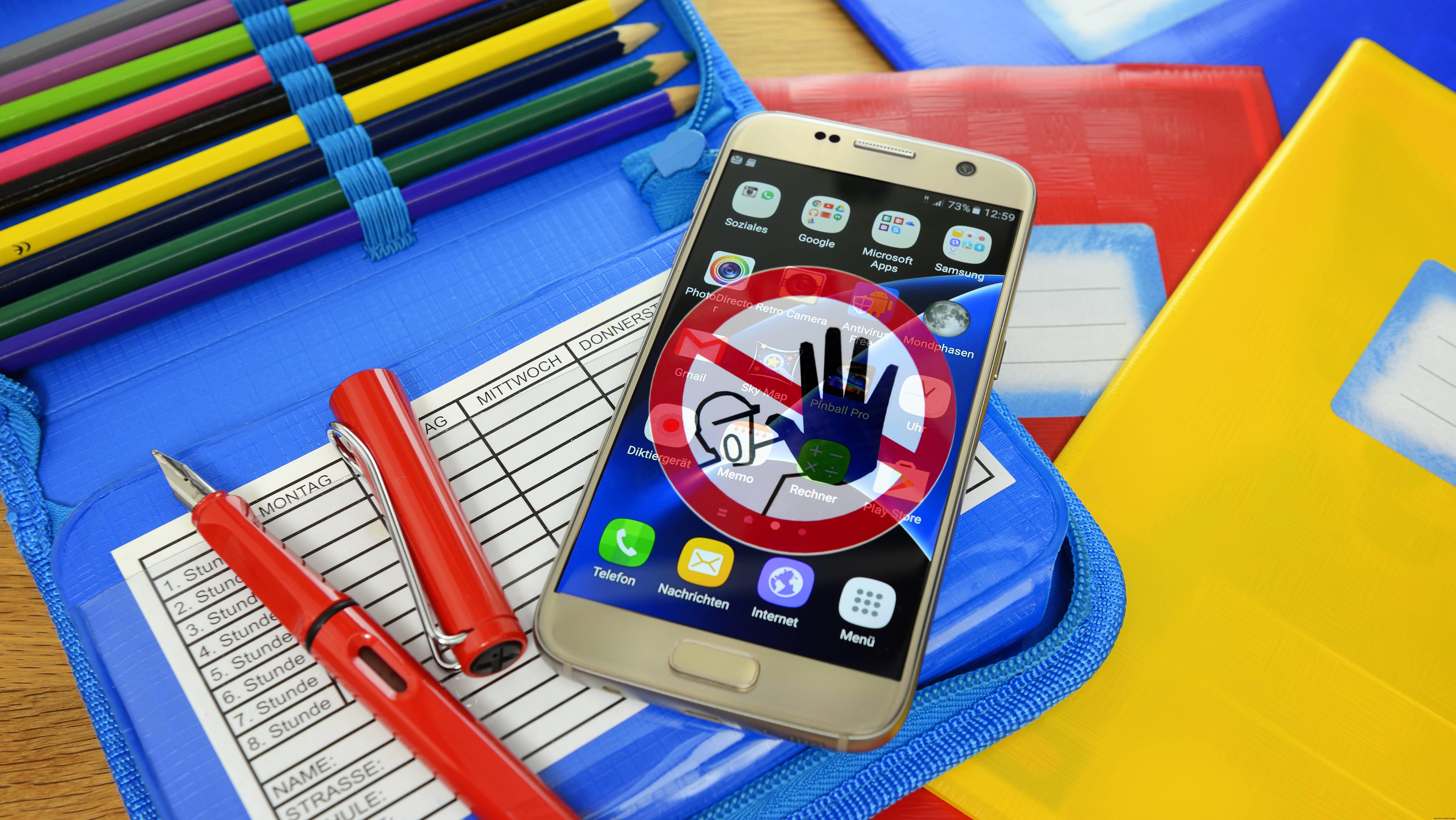 Запрещать мобильные телефоны в школах. Мобильный телефон в школе. Мобильники на уроке. Гаджеты в школе. Мобильная школа.