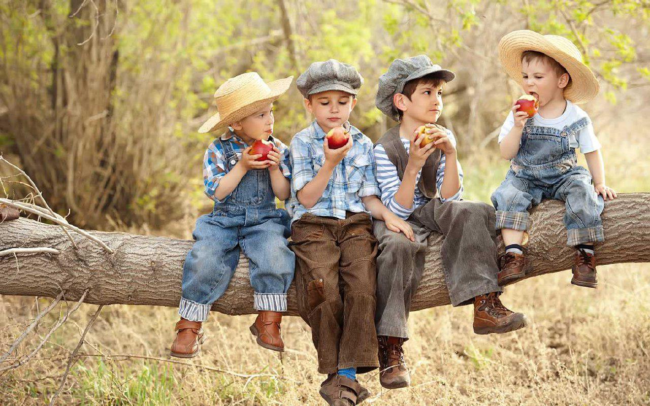 Предприниматель из Астрахани раздает школьникам подарки за отличные отметки