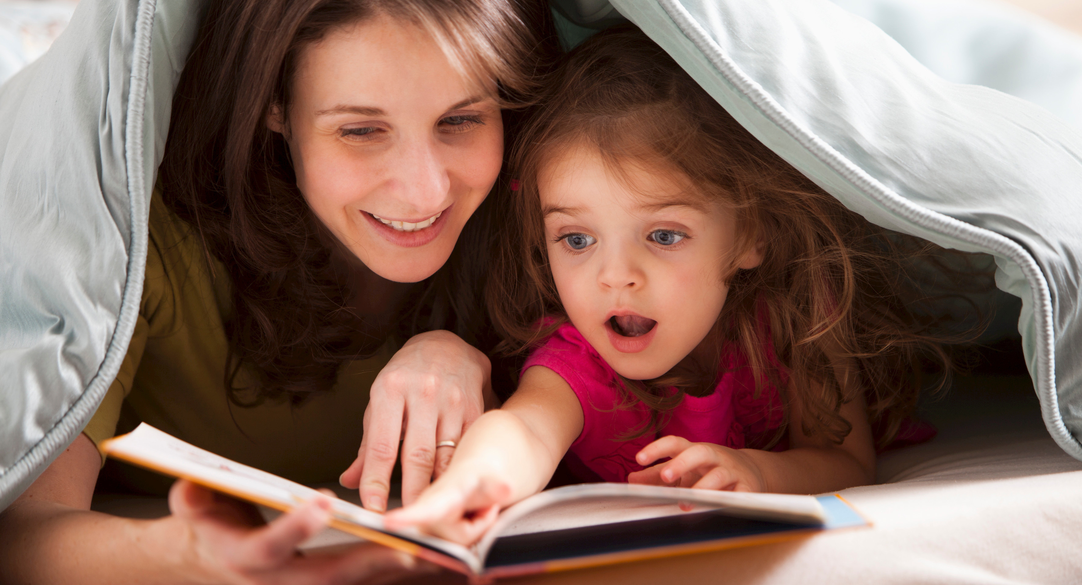 фото мама читает книжку ребенку