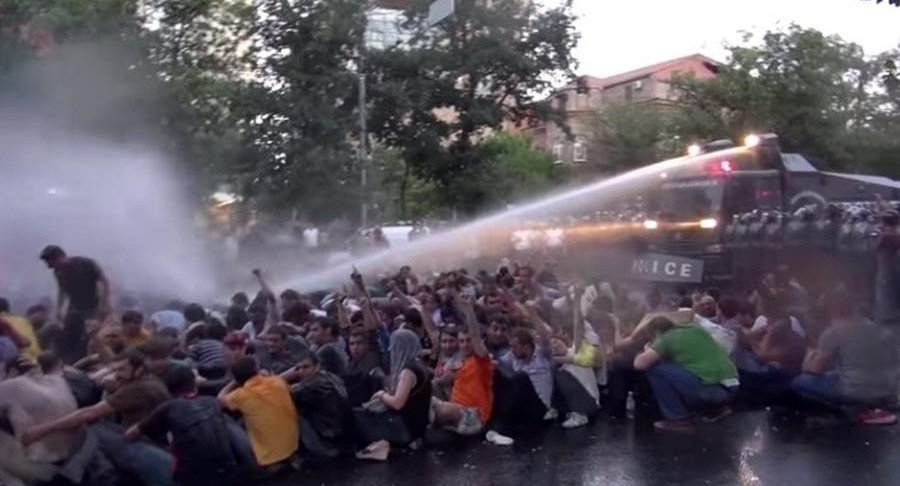 Протестующих учителей в Марокко разогнали водяными пушками