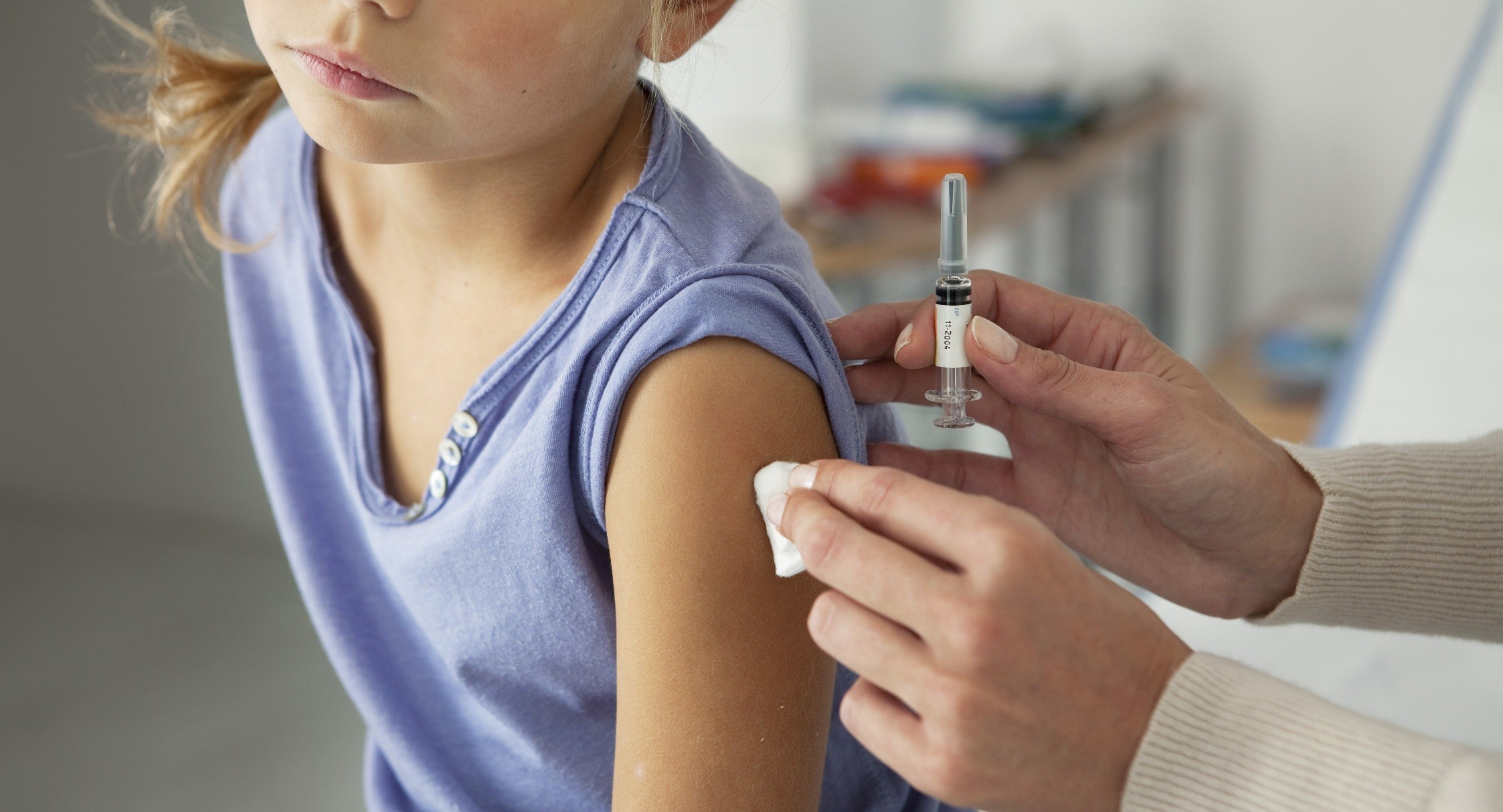 Ребенок заразился от вакцины. Вакцинация детей. Прививка детям. Иммунизация детей. Вакцинация детей от коронавируса.
