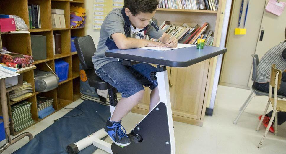 Парта с велотренажером появилась в школе Красноярска