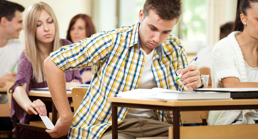 Студенты в России стали чаще списывать