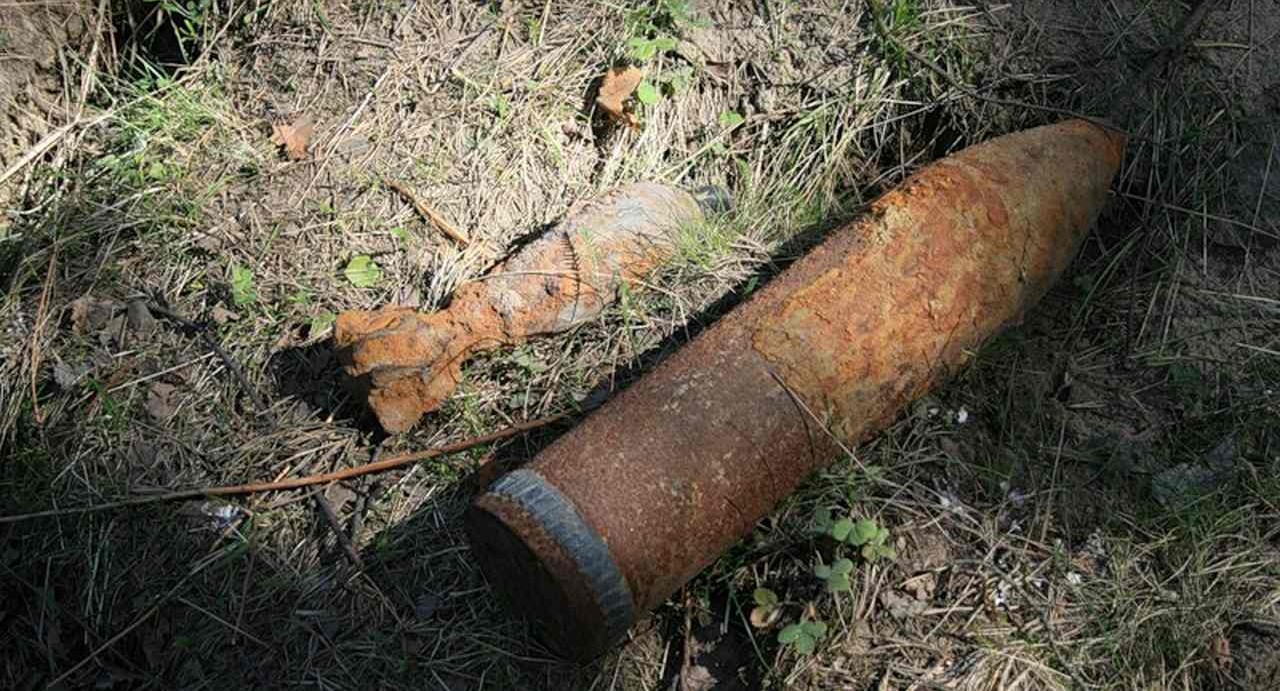Снаряд времен войны обнаружили у школы на западе Москвы