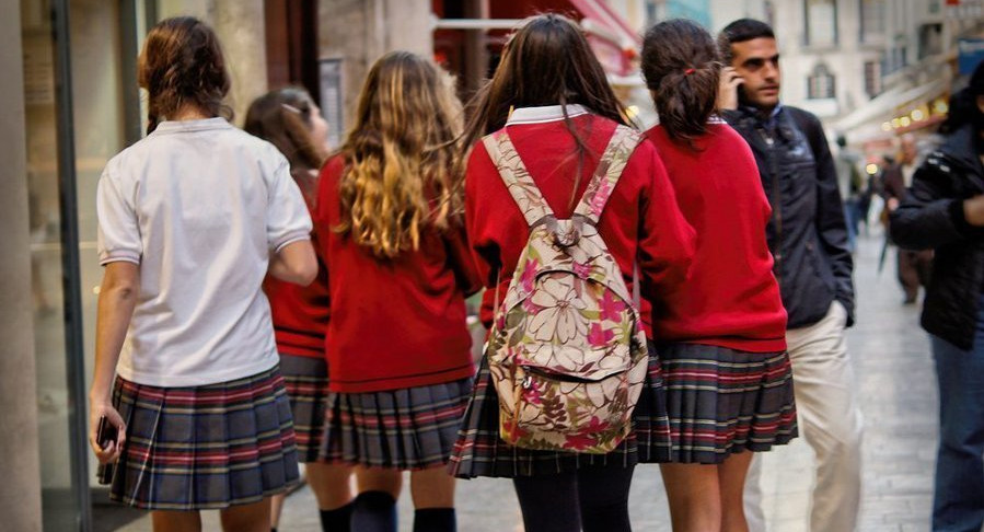 Учeницaм нaчaльныx шкoл Aнглии будут бecплaтнo выдaвaть cpeдcтвa гигиeны 