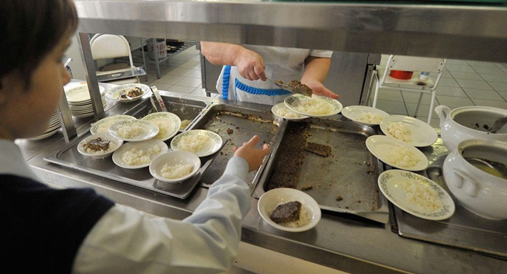 Восемь учеников якутской школы попали в больницу из-за пищевого отправления