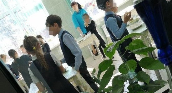 Дети в иркутской школе № 36 ели стоя из-за сломанного стула