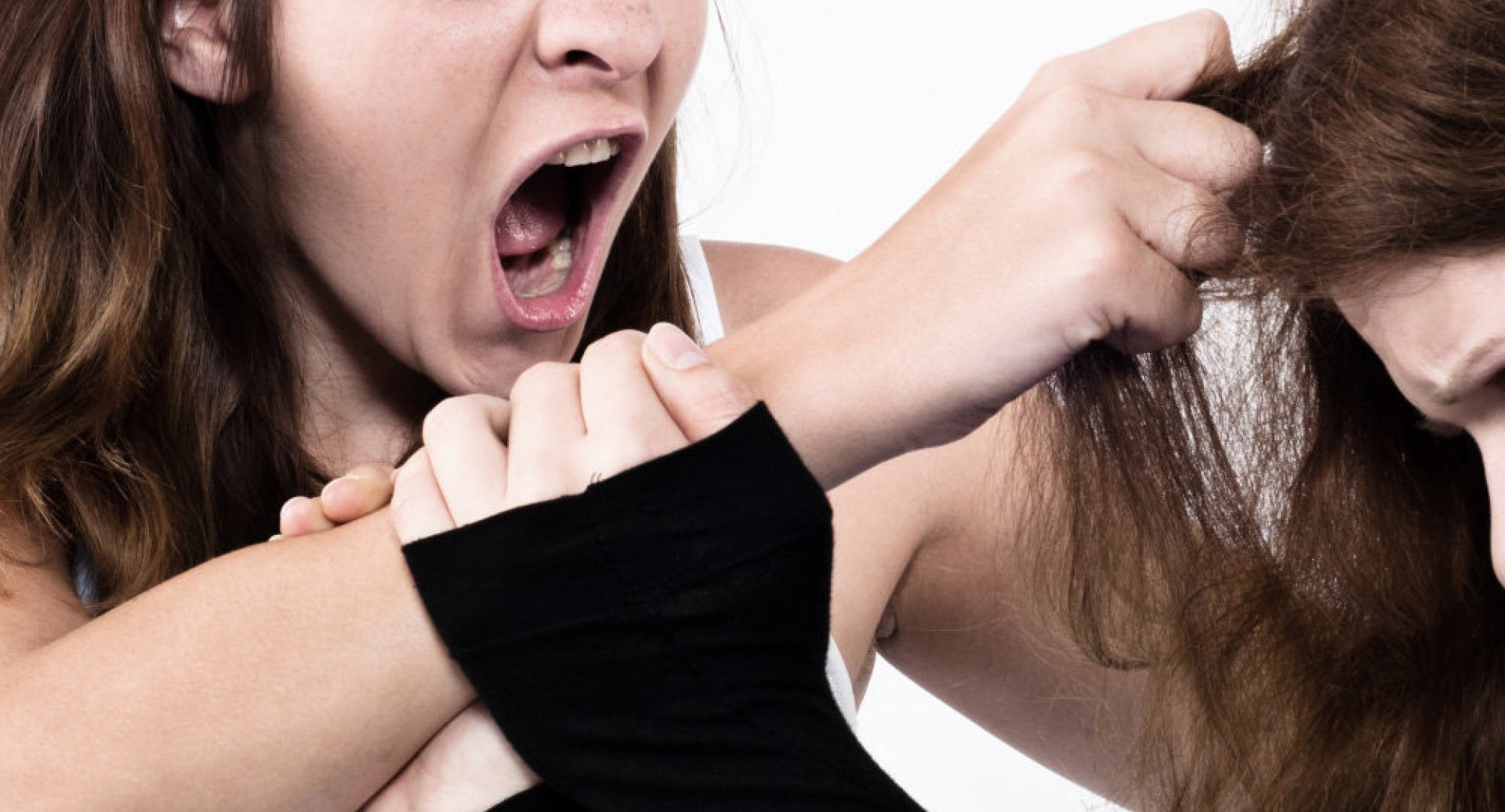 В Красноярском крае две школьницы избили девочку и надели ей на голову мусорное ведро