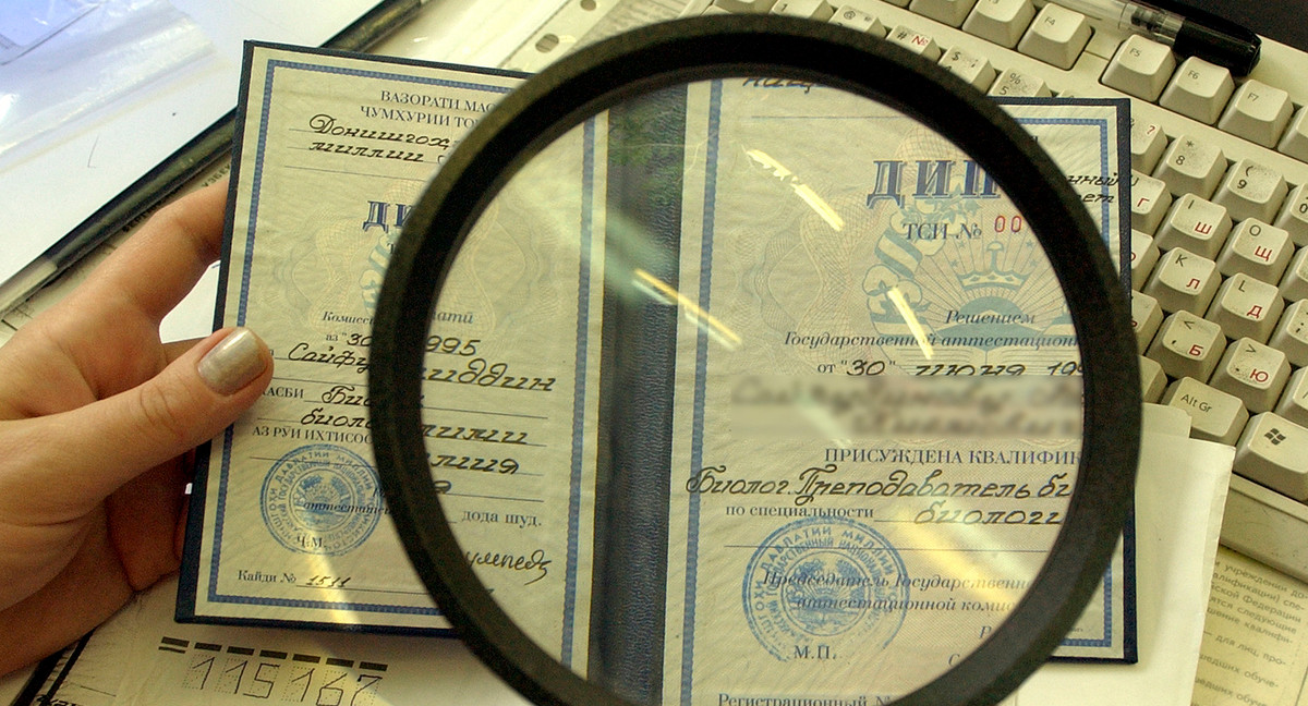 Учительница с поддельными дипломами преподавала в трех школах сразу