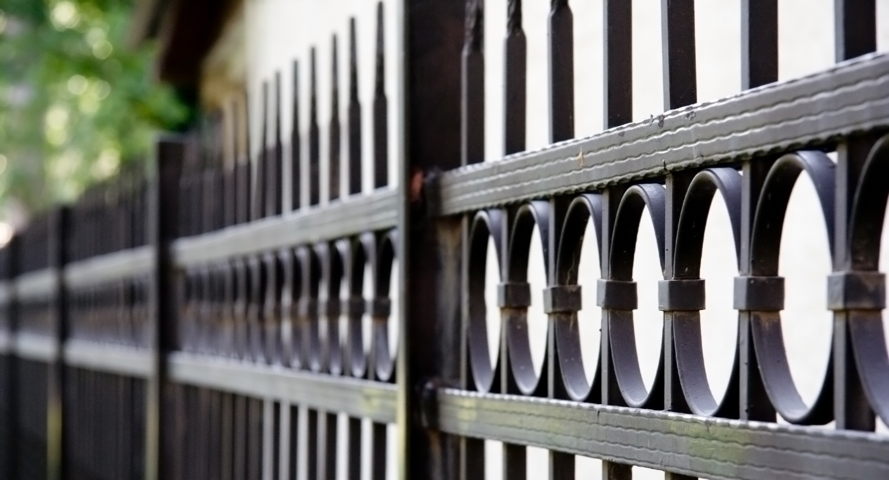 В Омске срежут все острые штыри со школьных заборов